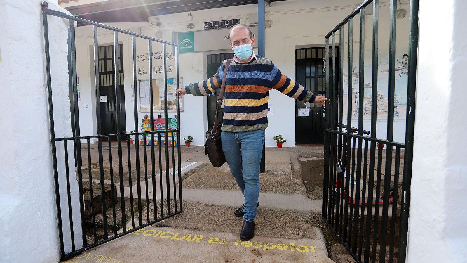 Raúl Parrillo, director del CPR Adersa 4, a las puertas de la sede de Cañaveral de León.