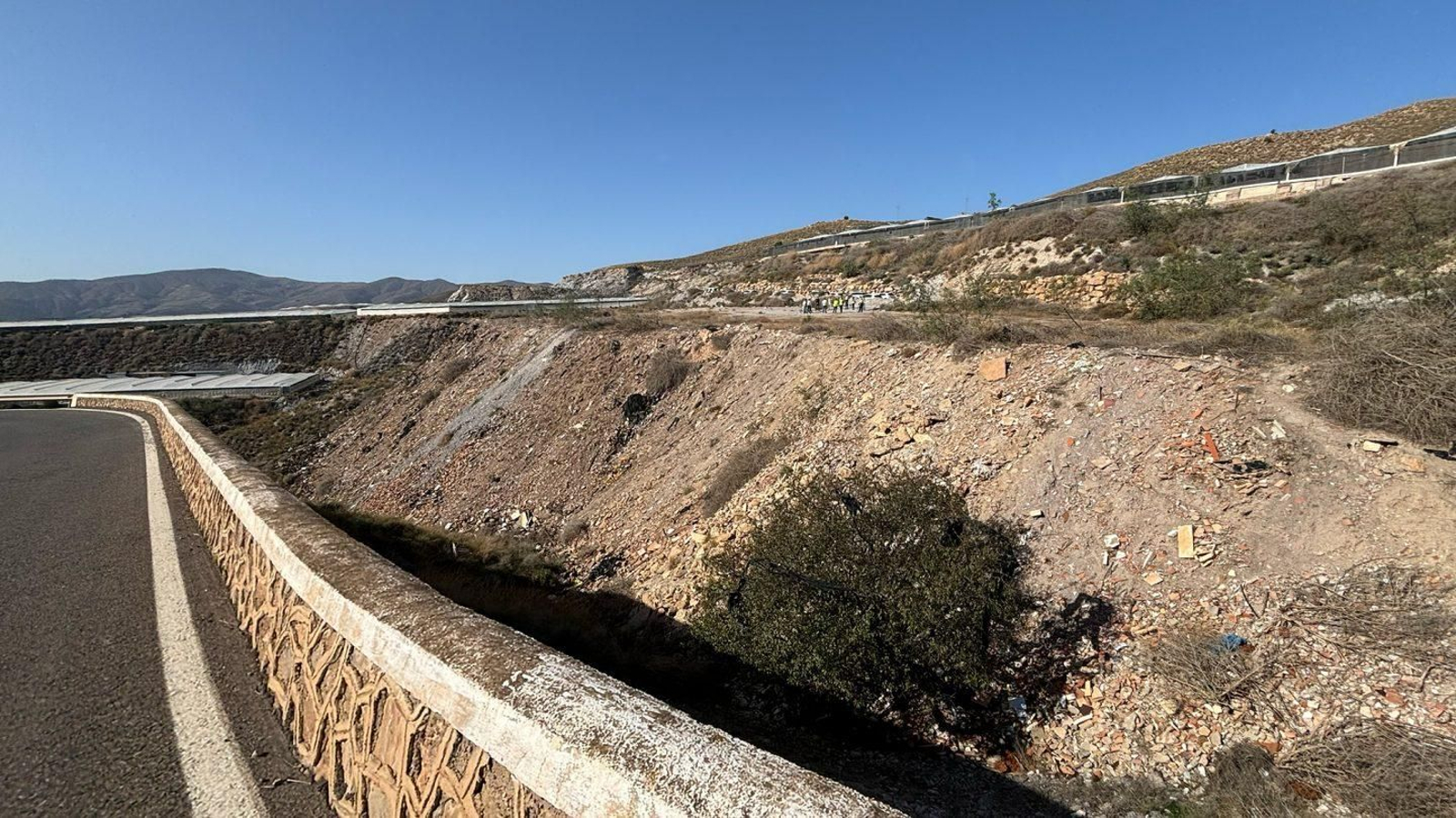 El vertedero se ubica en la carretera de Berja a Beninar.
