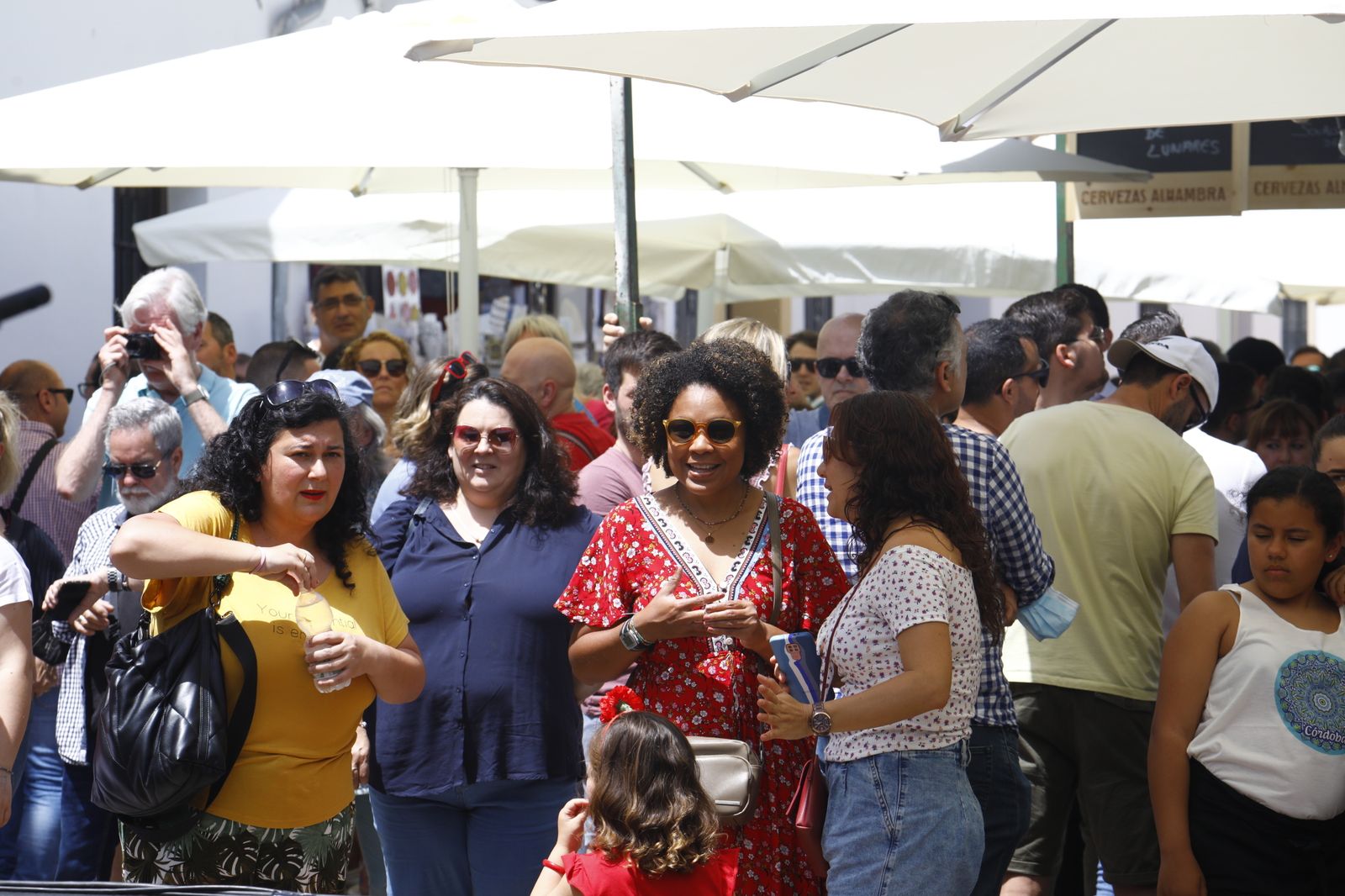 Los turistas abarrotan las calles y Las Cruces de Córdoba, en imágenes