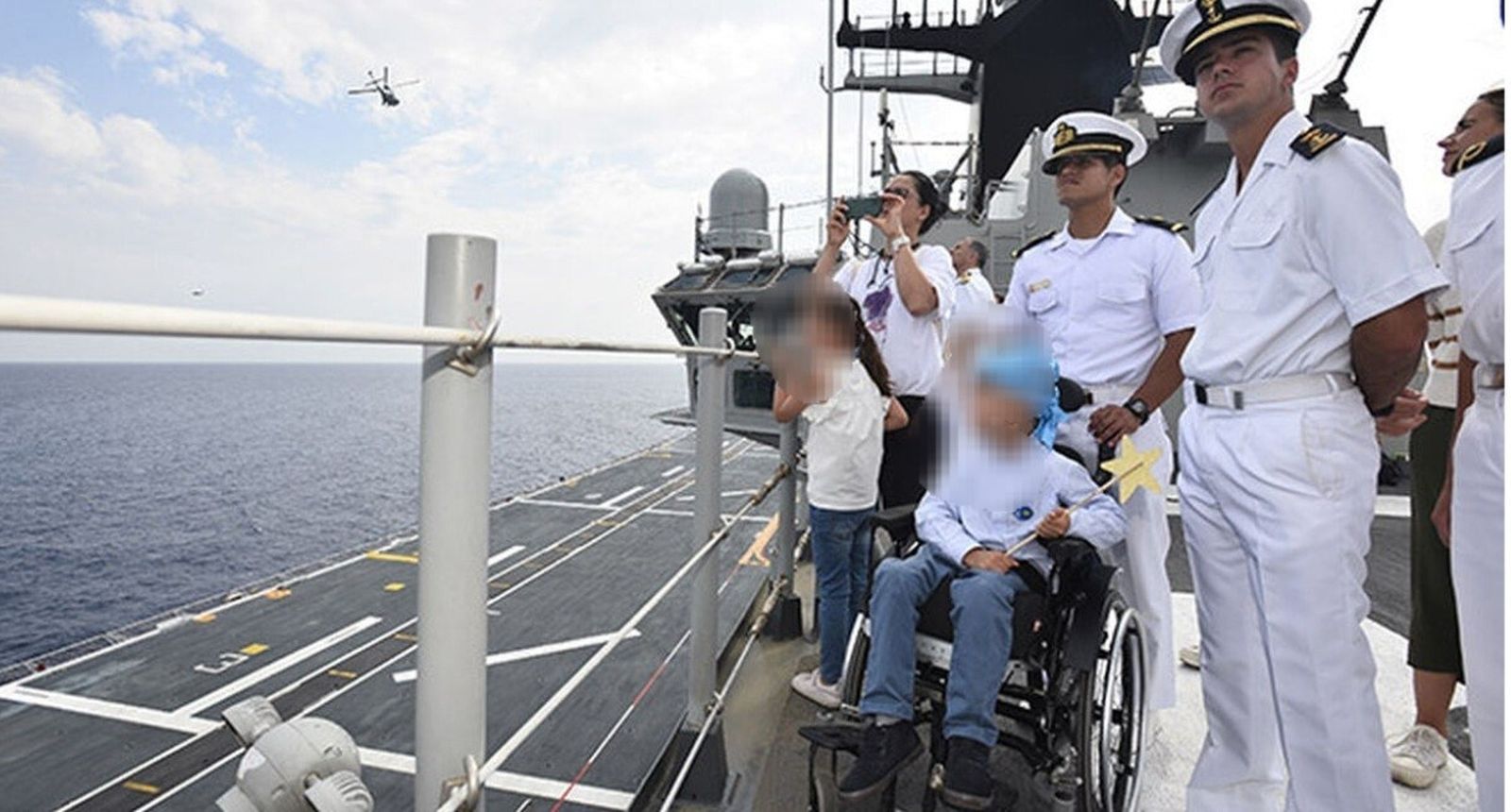 El pequeño Jaime con miembros de la tripulación del  'Juan Carlos I'