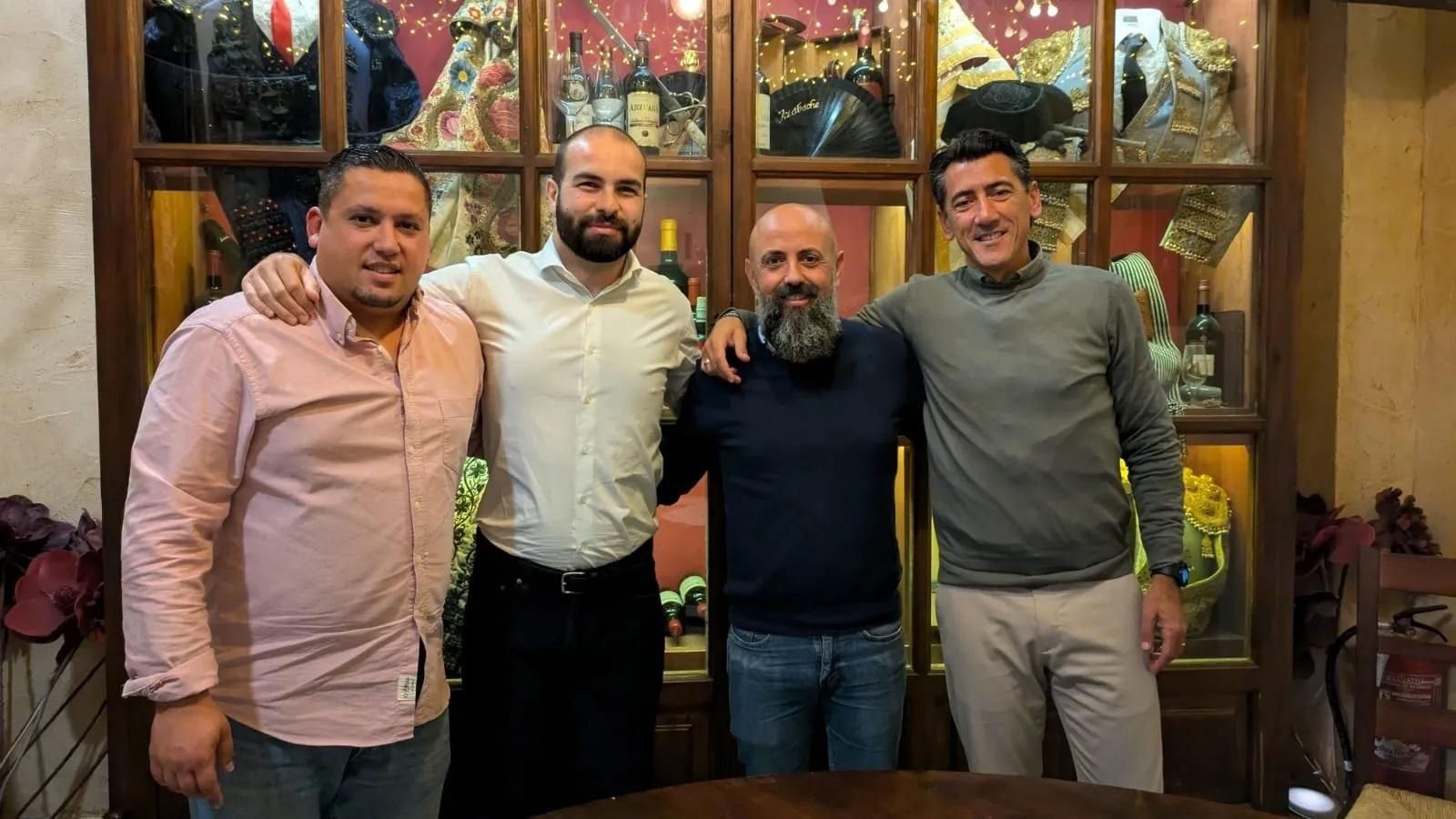 Dirigentes de ambos conjuntos posan antes de la celebración de la reunión.