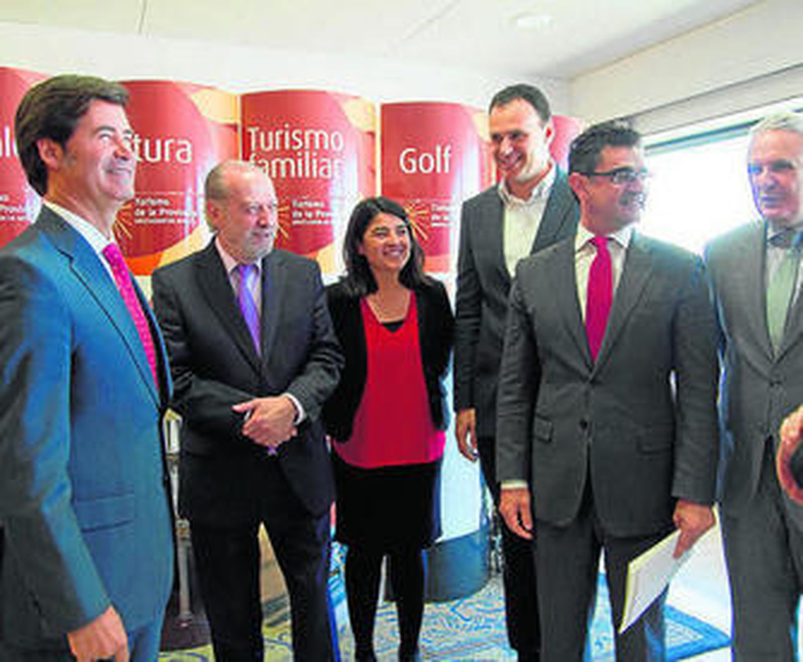 El presidente de la Diputación en el encuentro con empresarios del sector.