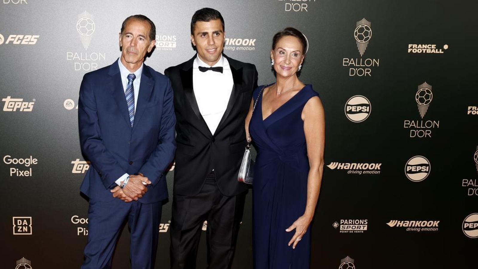 El futbolista del Manchester City junto a sus padres, Antonio y Elena.