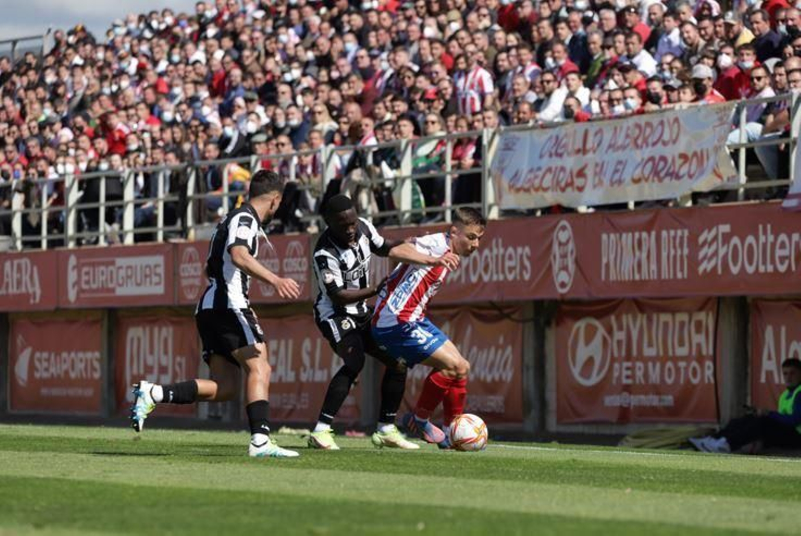 Dos jugadores de la Balona enciman a uno del Algeciras en el duelo de la temporada pasada en el Nuevo Mirador