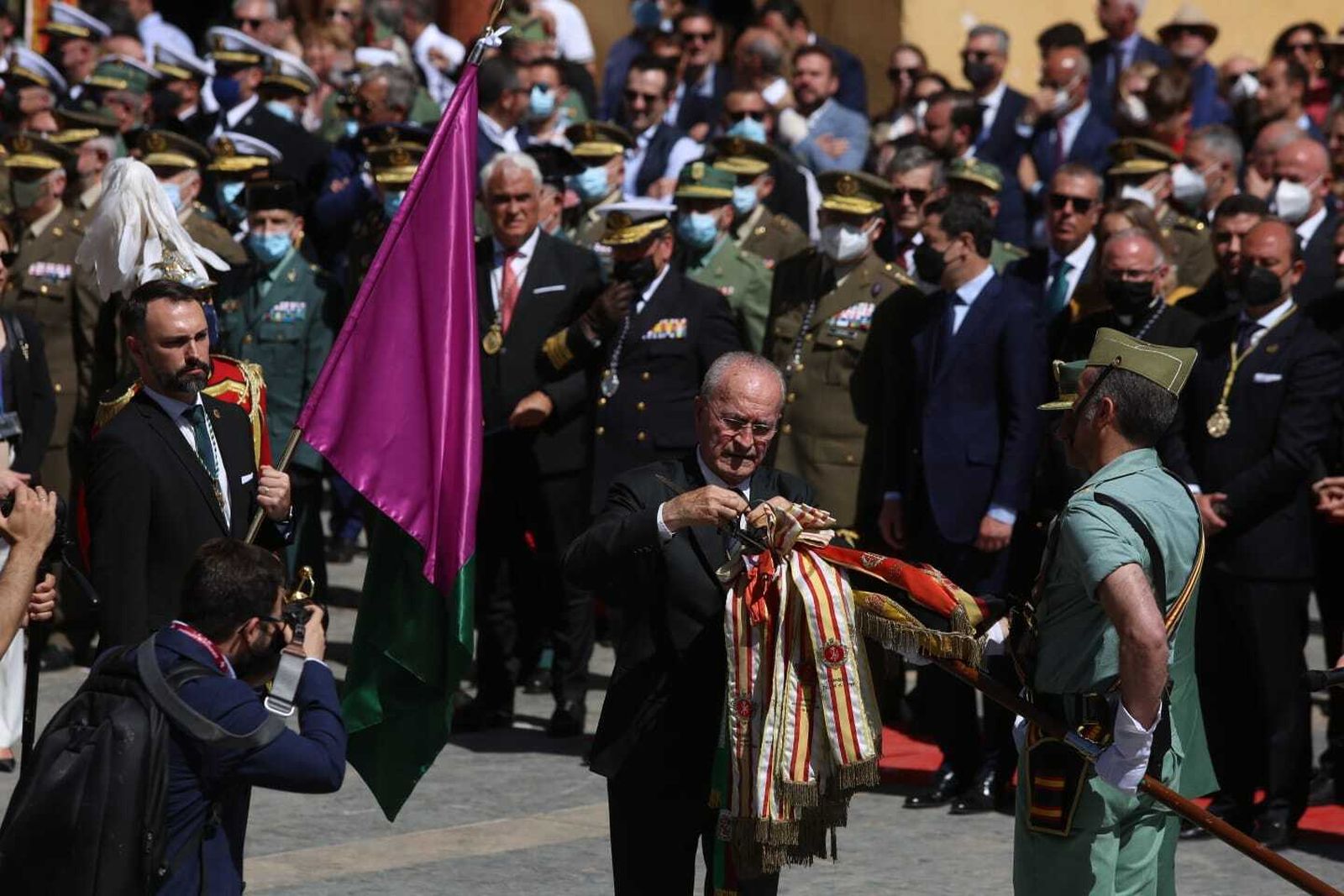 El alcalde de Málaga, Francisco de la Torre, entregando la medalla.