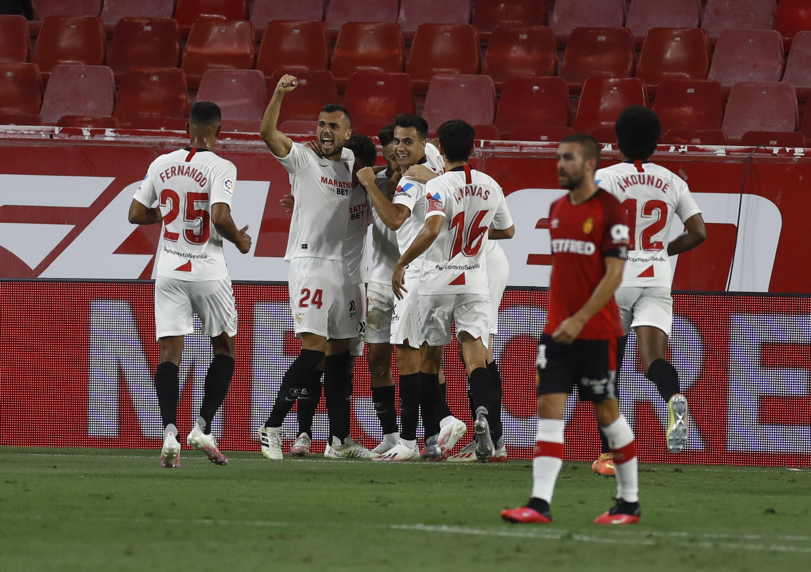 Los jugadores del Sevilla celebran el 1-0, obra de Ocampos de penalti.