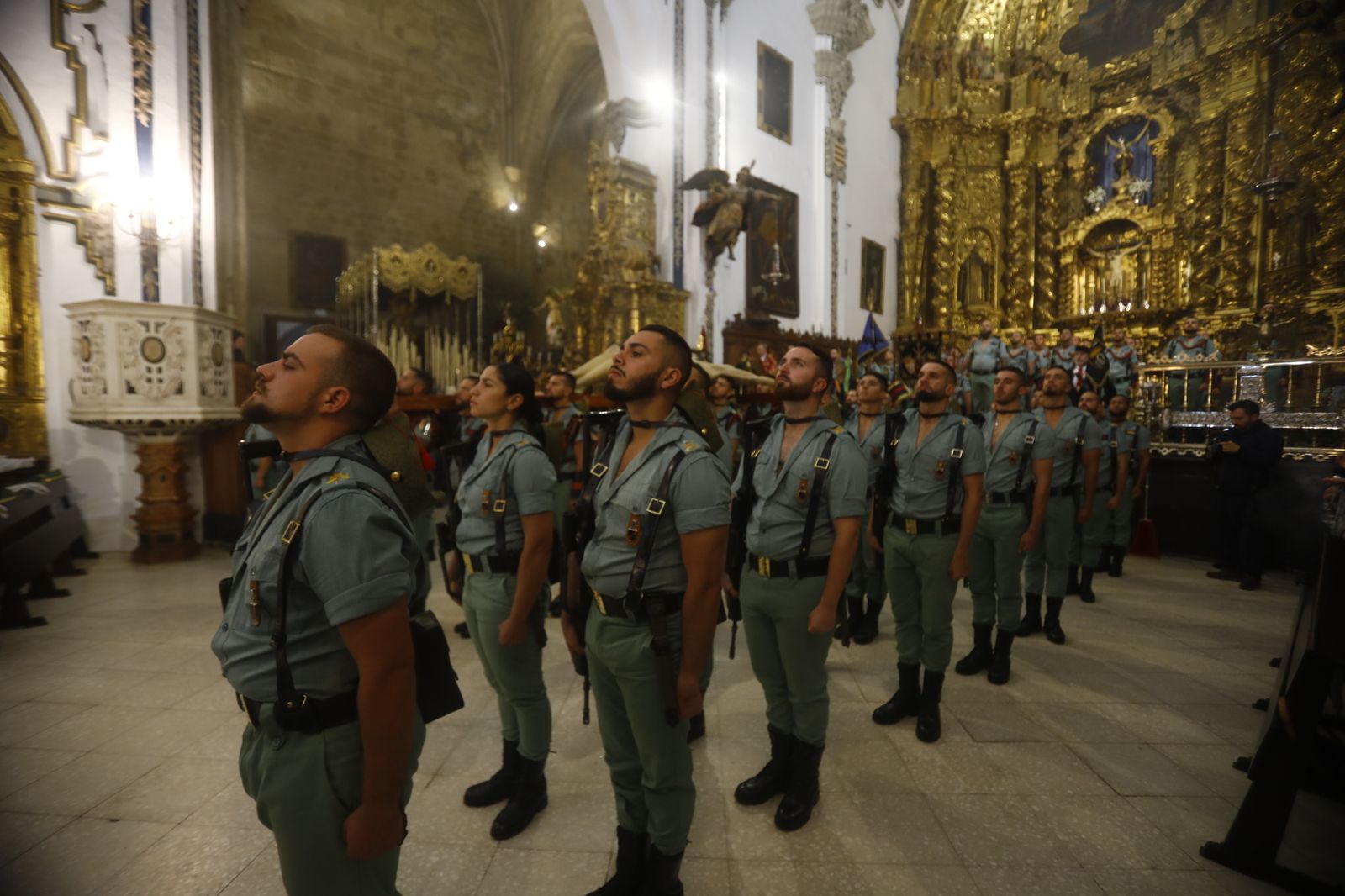 Las mejores imágenes del vía crucis de la Caridad de Córdoba con la Legión en este Viernes Santo