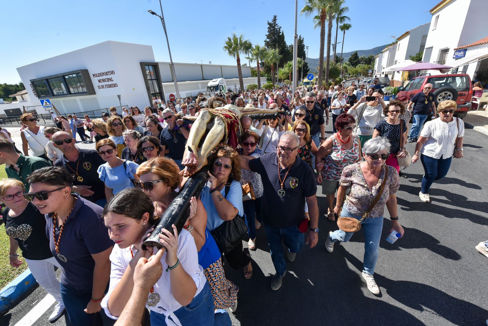 La procesión del Cristo de la Almoraima, en imágenes