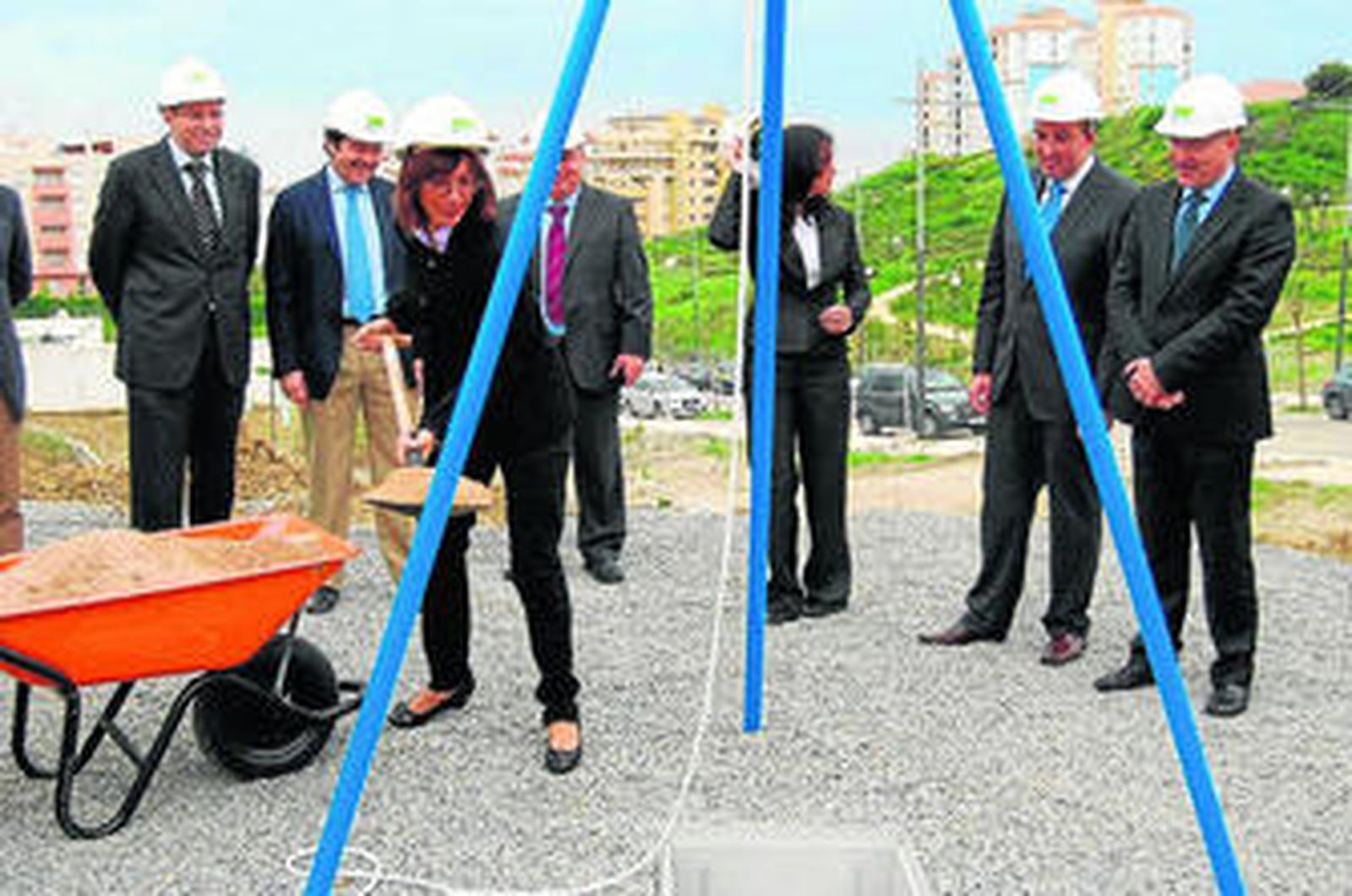 La delegada del Gobierno andaluz, María Gámez, echa arena sobre la primera piedra del centro.