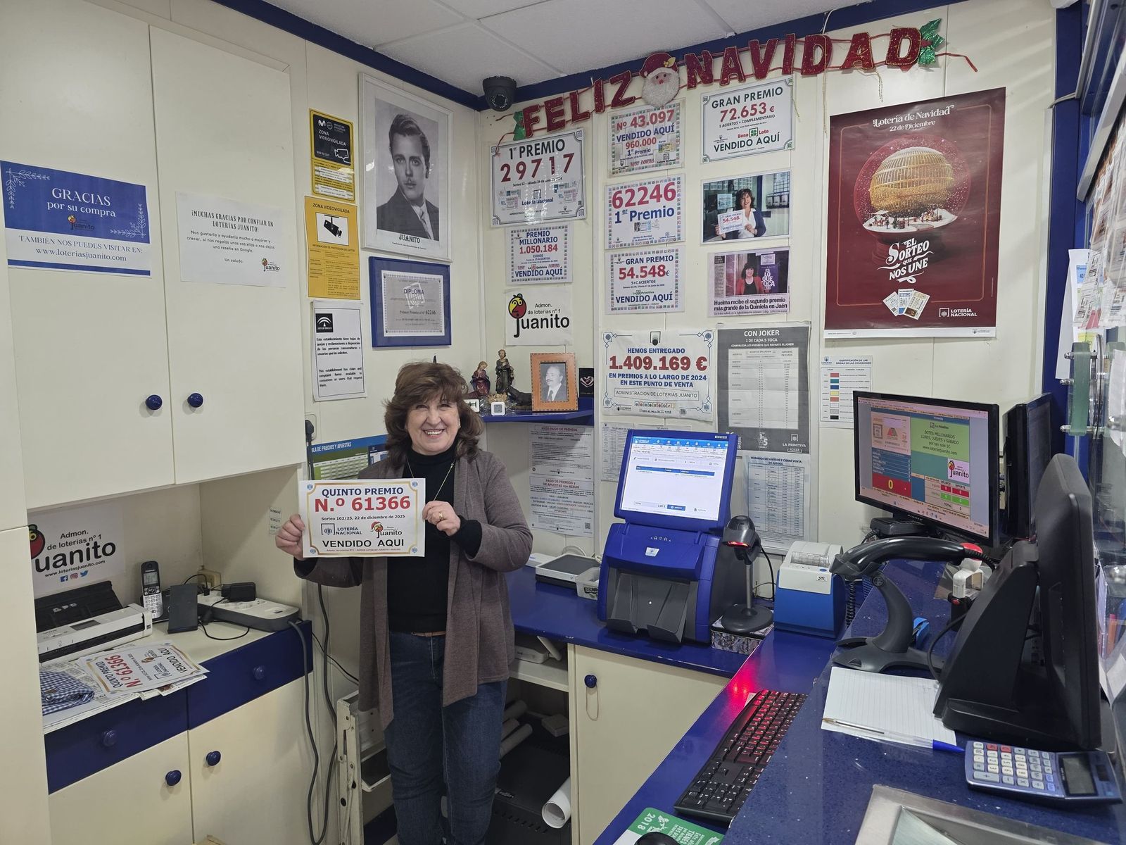 Nieves Quesada junto al Quinto Premio en la Administración de Lotería de Huelma.