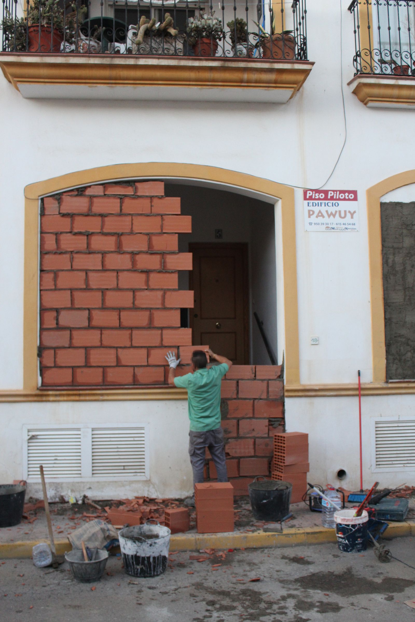 Los albañiles tapian la entrada a las viviendas en la calle Julio Romero de Torres, en Vera.