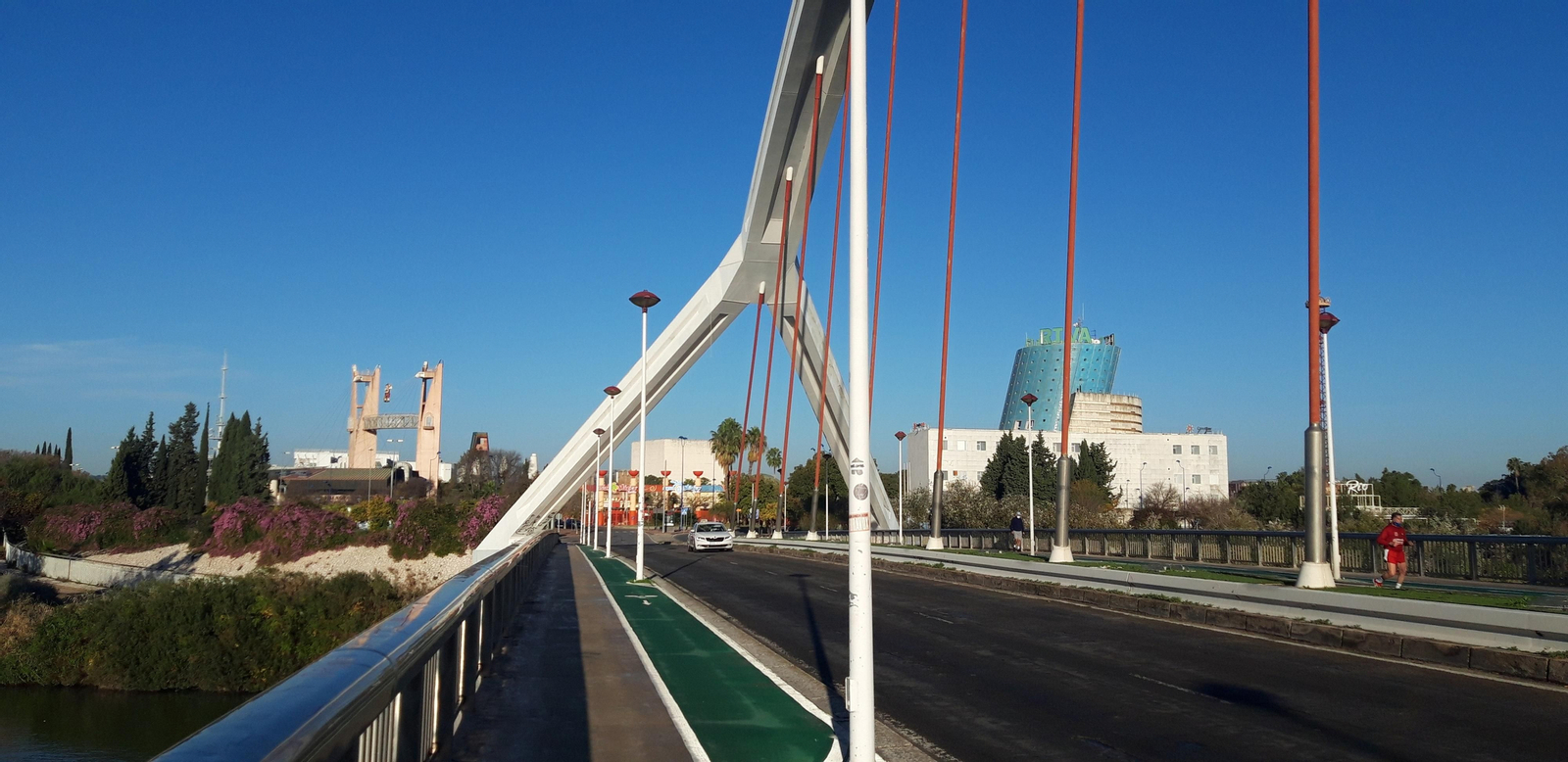 Comenzamos en el Puente de la Barqueta, antigua puerta de la Expo 92.