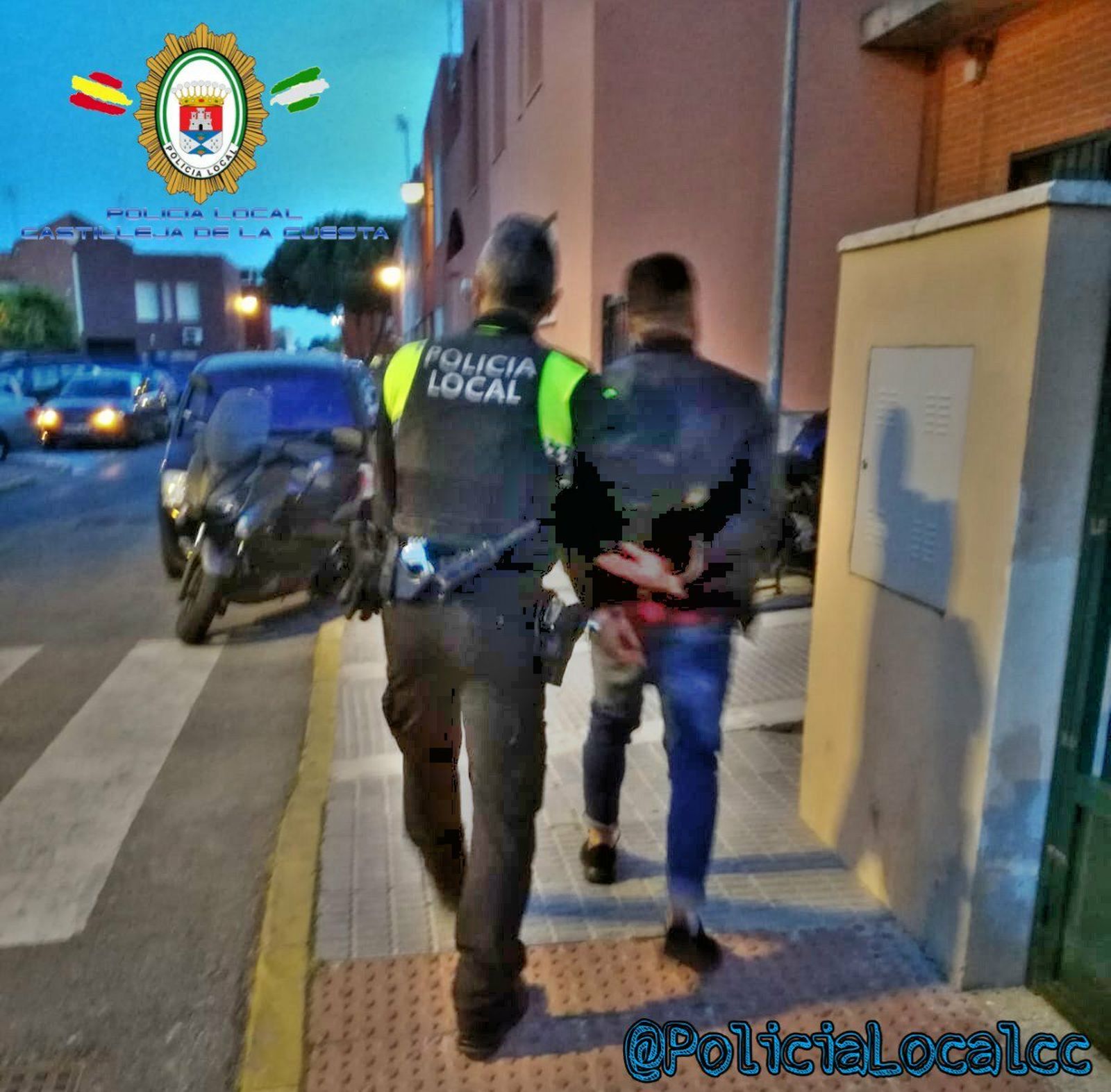 Un policía local de Castilleja de la Cuesta traslada a un detenido, en una imagen reciente.