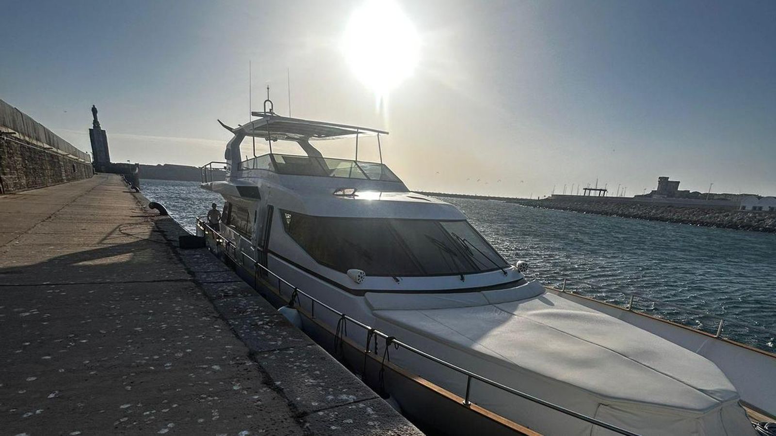 El Mr. M, antes de hundirse en el Puerto de Tarifa.