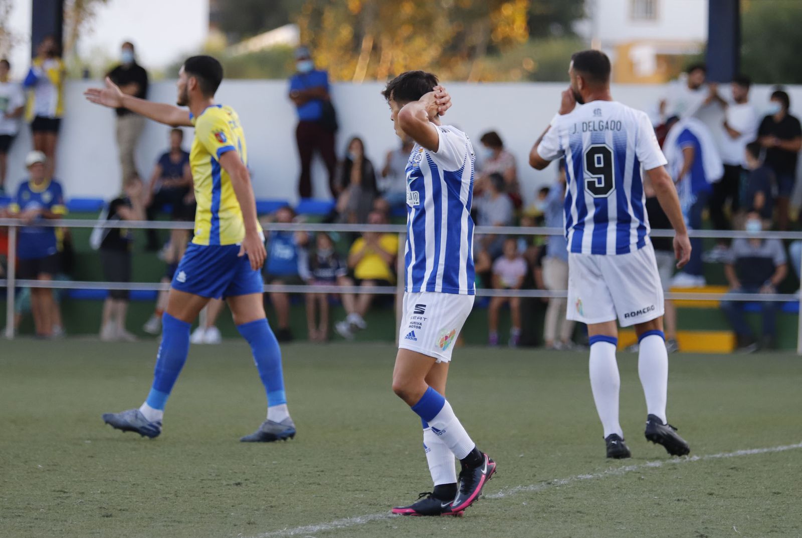 Imágenes del encuentro entre el Conil y el Recreativo de Huelva