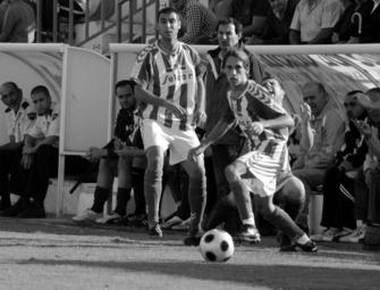Manolo Parejo observa cómo Alberto Piñero inicia un avance.