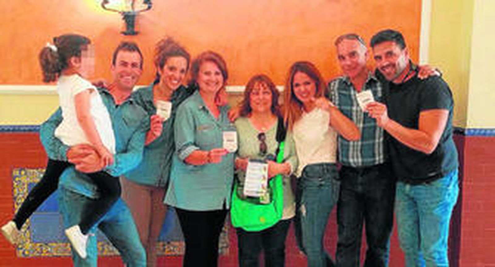 La vendedora y los agraciados, ayer en Utrera.