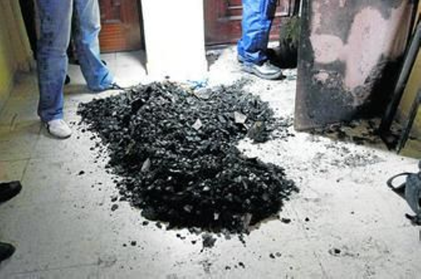 Imagen del rellano de la octava planta en la que se genera el incendio en el ascensor, ayer.