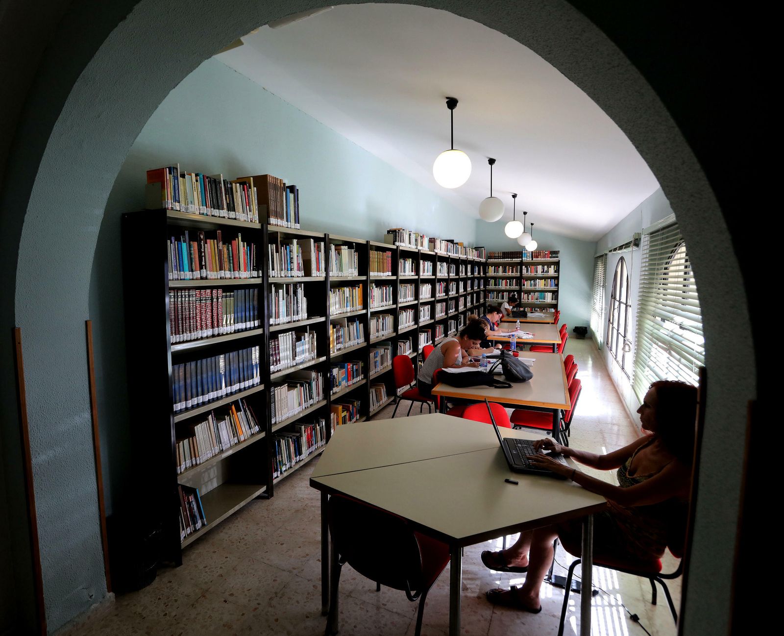 Interior de una de las salas de la biblioteca municipal de La Plata.