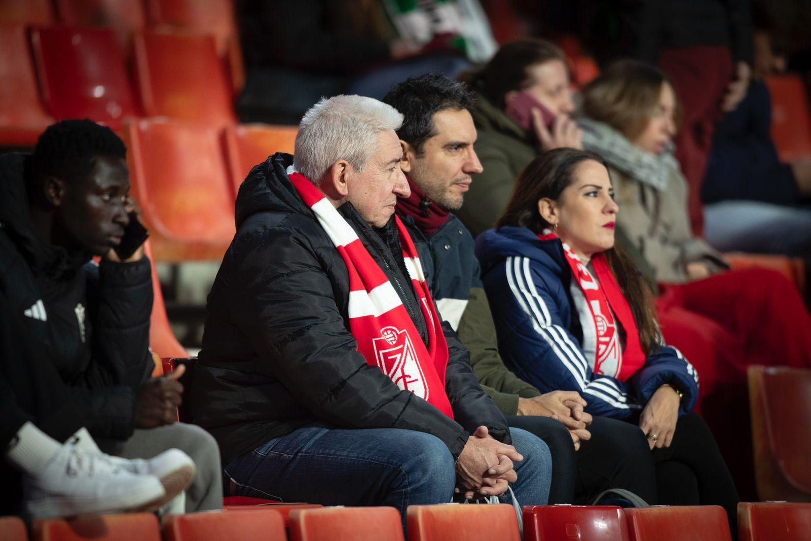 Encuéntrate en la grada de Los Cármenes durante el Granada-Córdoba