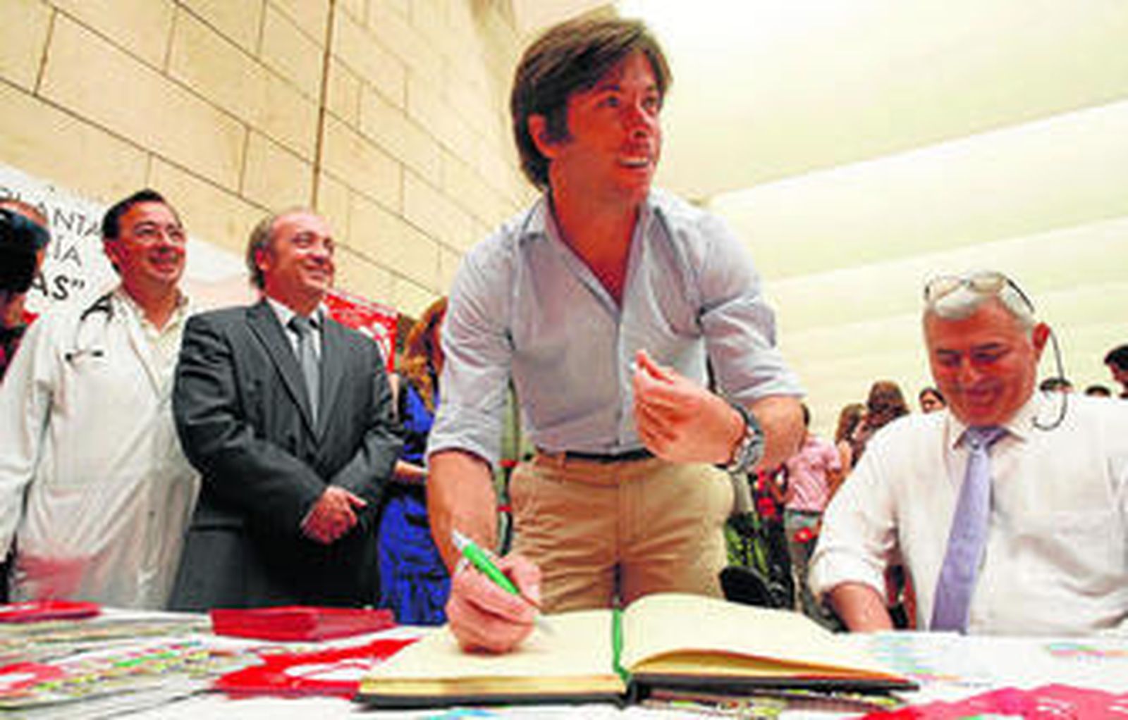 El torero José Antonio Canales Rivera firma en el libro del donante.