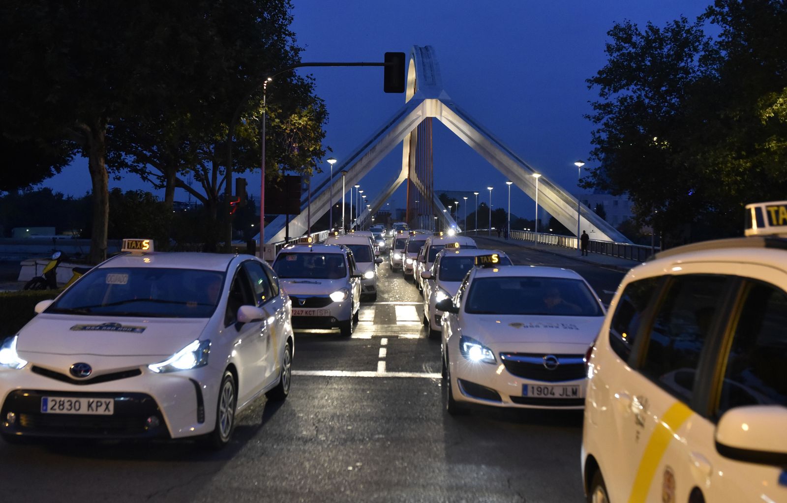 Imágenes de la manifestación de los taxistas por las avenidas de Sevilla