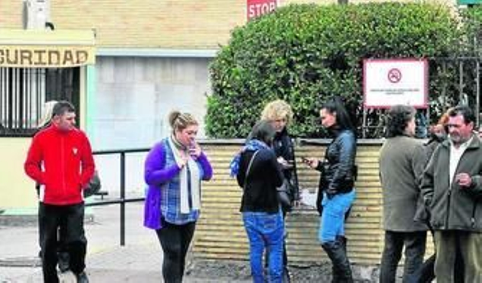 Un hombre fuma en el andén de una estación.