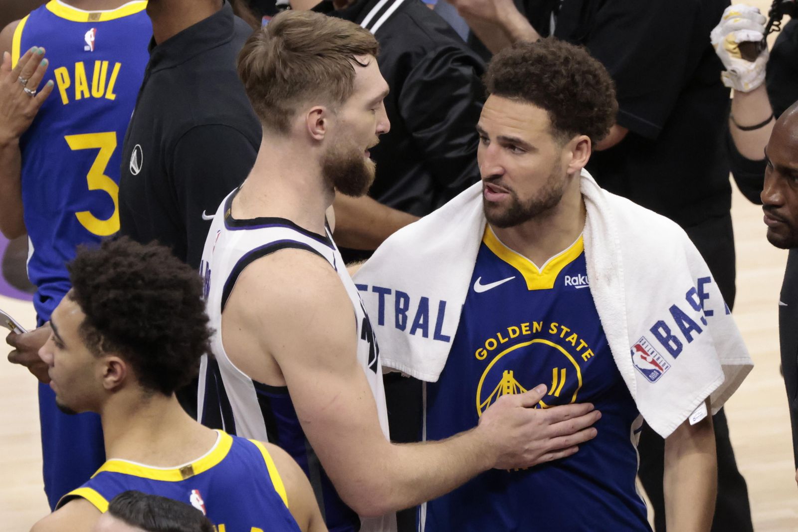 Domas Sabonis, con Klay Thompson.