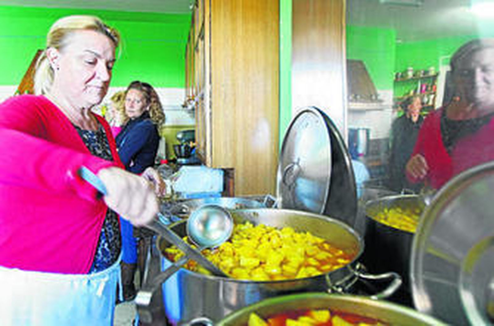 Pepa Fernández removiendo las patatas que guisaron el pasado jueves.