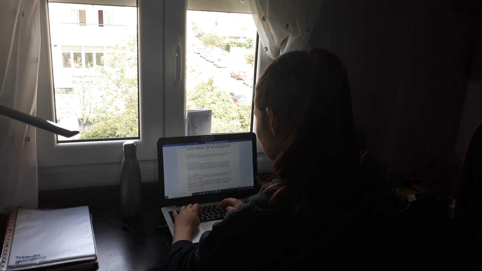 Lucía Gutiérrez hace un trabajo de investigación en su portátil.