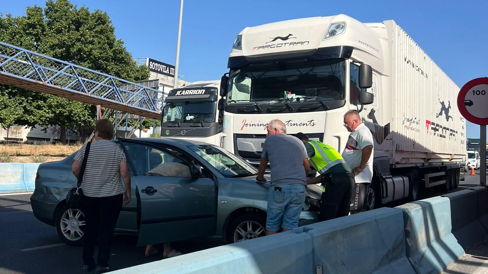 El camión y el turismo accidentados.