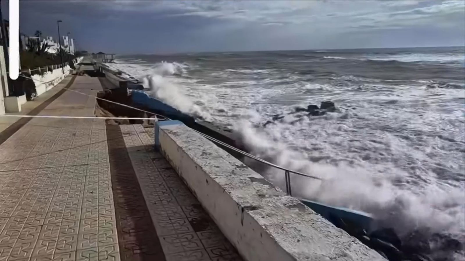 Video de las olas golpeando el paseo marítimo de Matalascañas