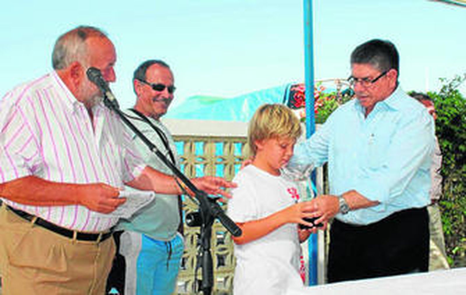 Uno de los premiados recibe un galardón una vez finalizada la regata.
