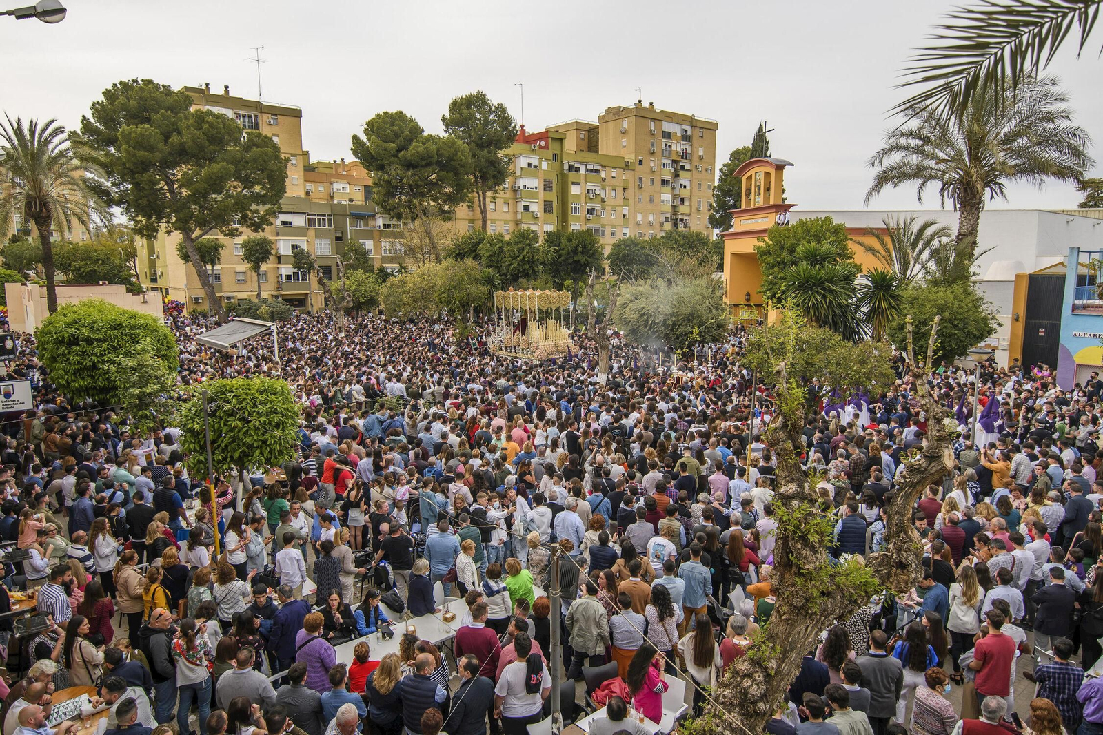 Numerosas personas se concentran en la calle durante la pasada Semana Santa en Sevilla.