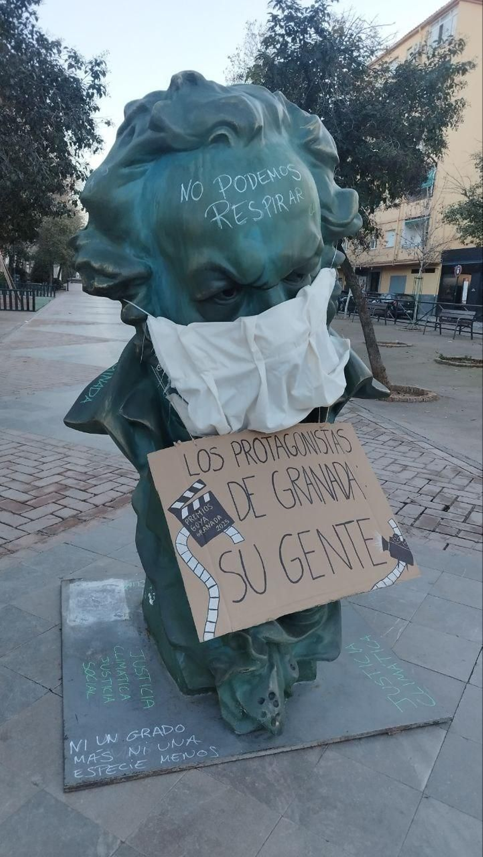 Las imágenes de las pintadas a los bustos de los Premios Goya de Granada