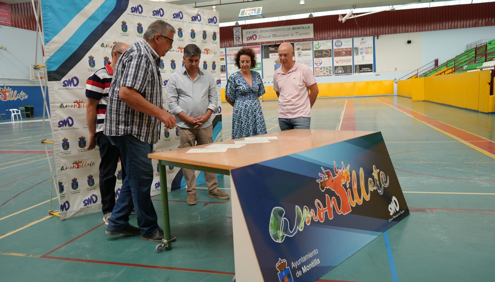 Firma del acta de replanteo de las obras del pabellón polideportivo de Montilla.