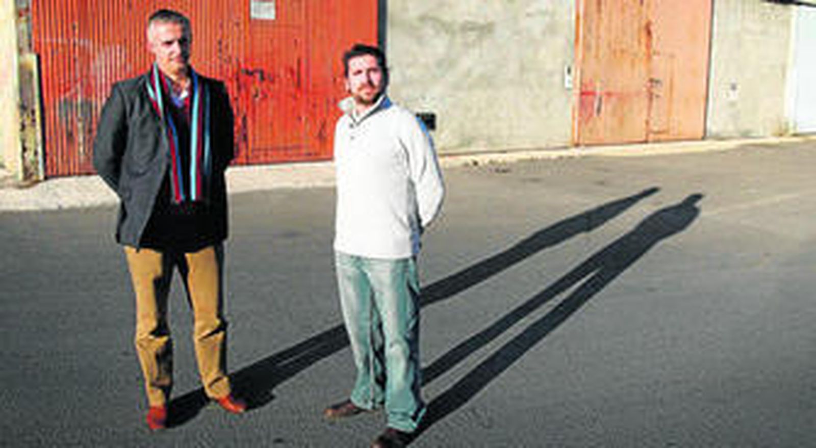 Javier Lobo, presidente de Adecosur, junto a Jorge Herrera, responsable del conjunto Piscis, en una de las calles del parque.