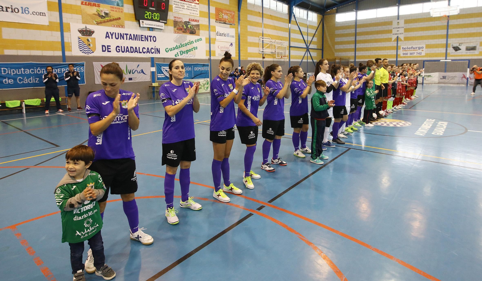 Las jugadoras del Guadalcacín FSF y UCAM ElPozo saludan a los aficionados.