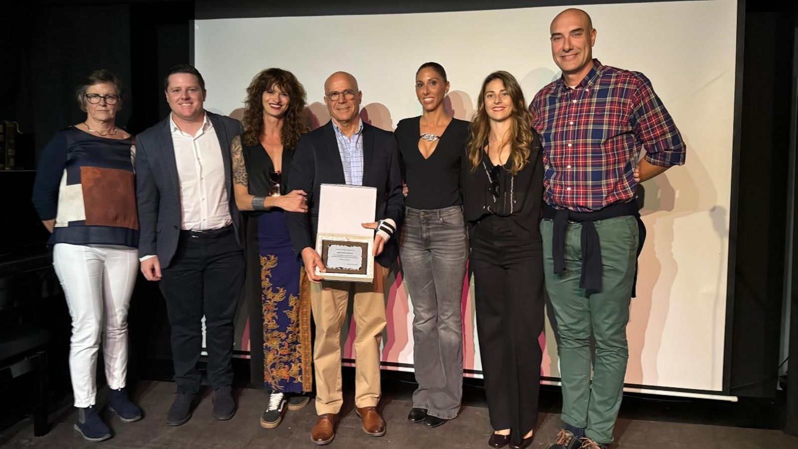 El presidente Adrián García recibe la placa conmemorativa.
