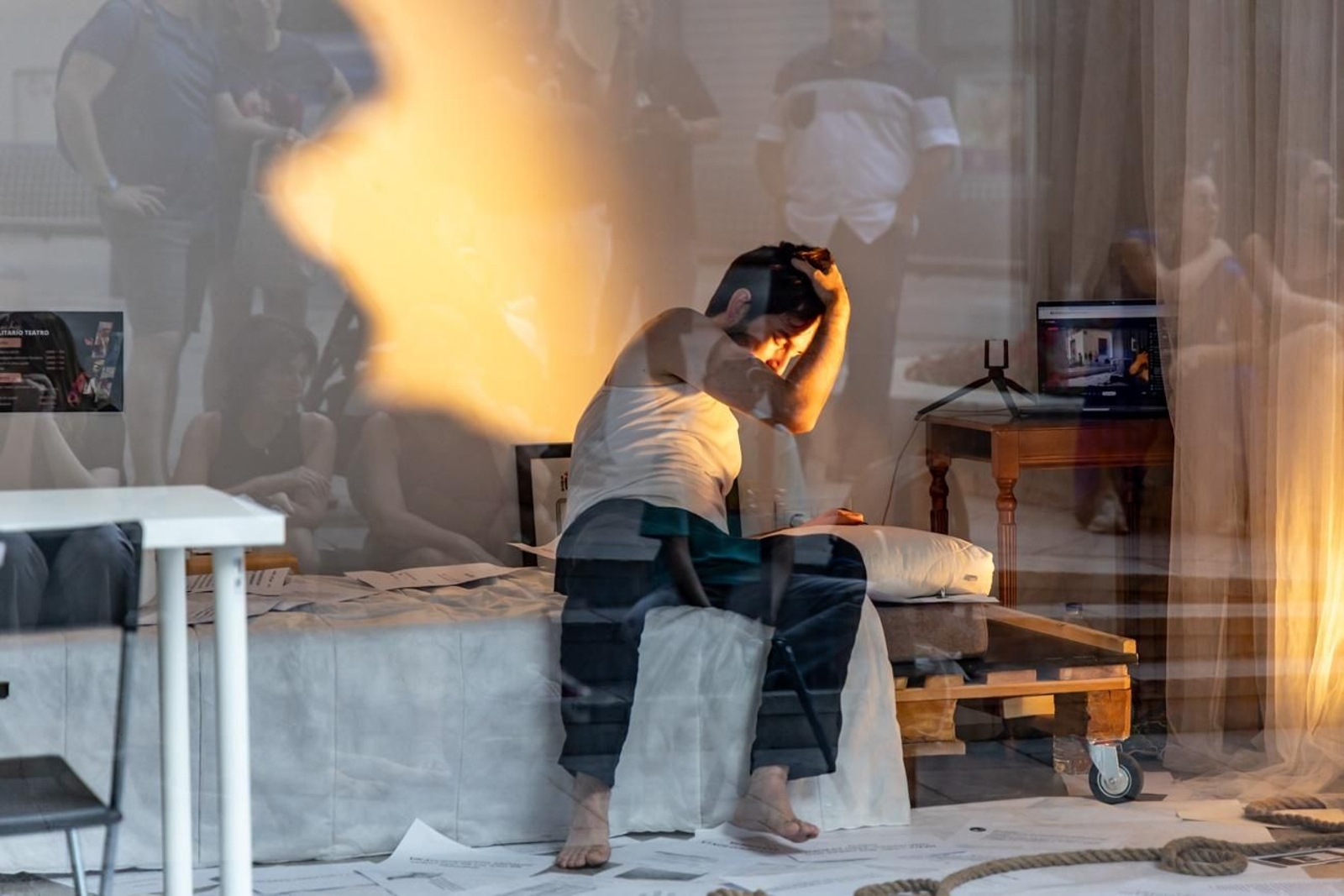 El escaparate que denunció la precariedad cultural: así fue la protesta artística de Manuel Sutil