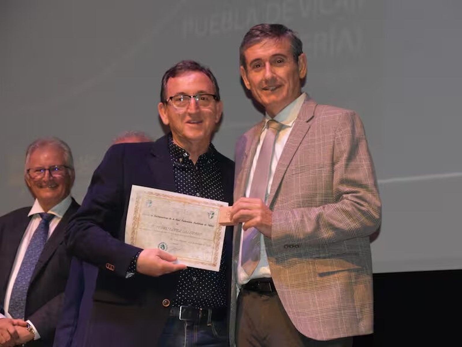 Pedro López Galdeano recoge un diploma durante una gala del Comité de Entrenadores.