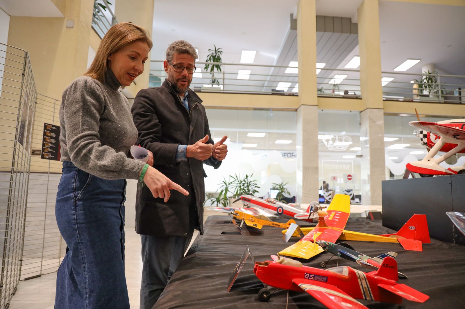 La edil señala uno de los aviones expuestos.