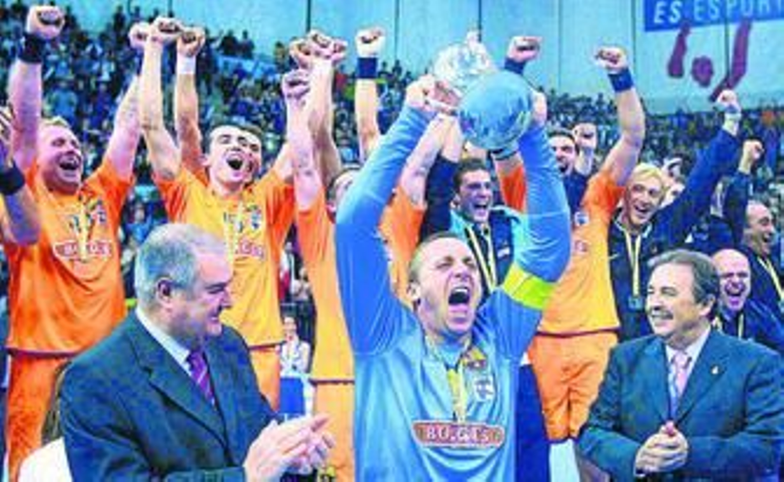 David Barrufet, levantando la Copa del Rey de 2009 lograda con su equipo, el FC Barcelona.