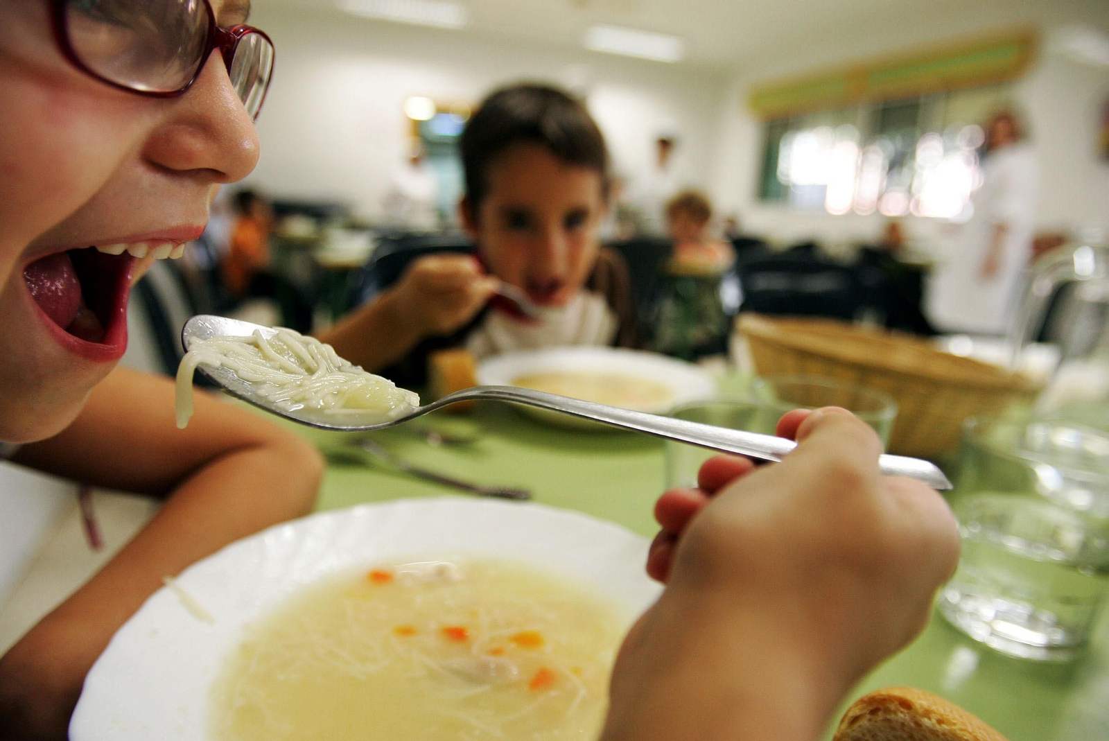 Niños en comedor escolar.