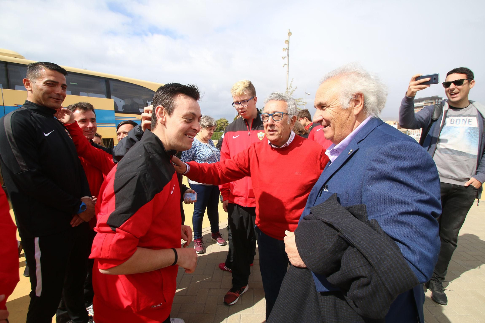 Fotogalería de la salida del Almería y el Almería Genuine hacia sus respectivos partidos.
