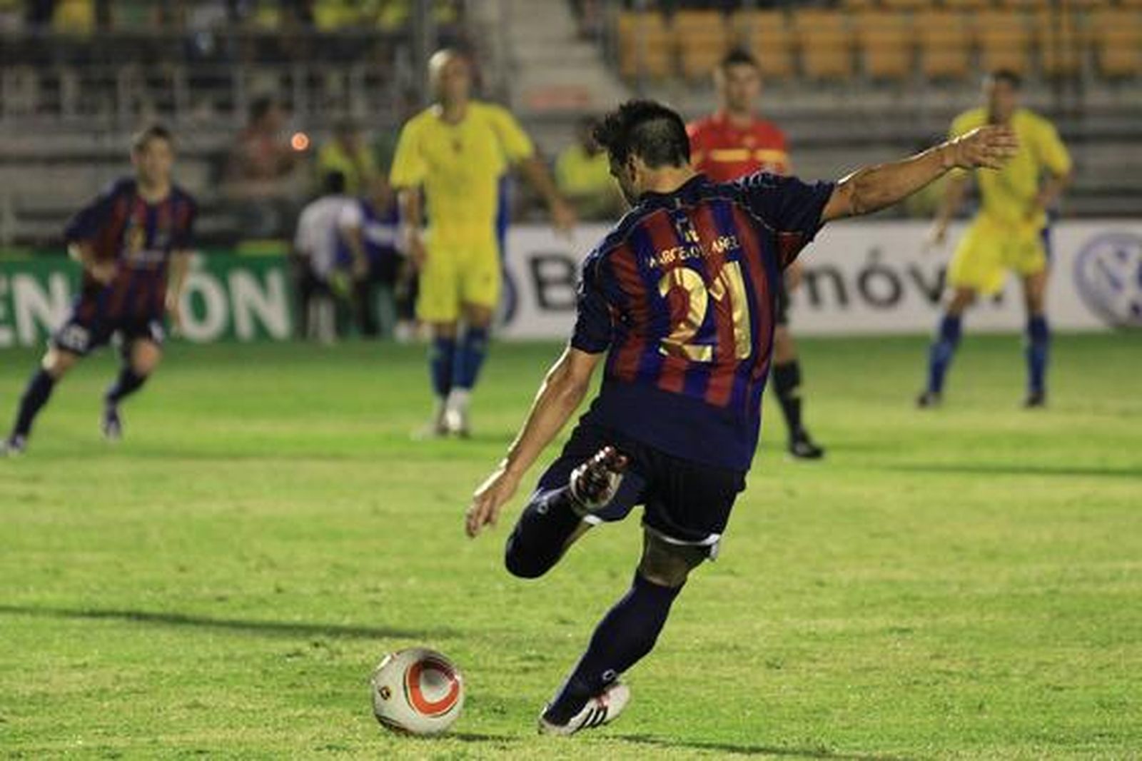 La defensa del Yeclano recurrió a los lanzamientos en largo. 

Foto: Joaquin Pino