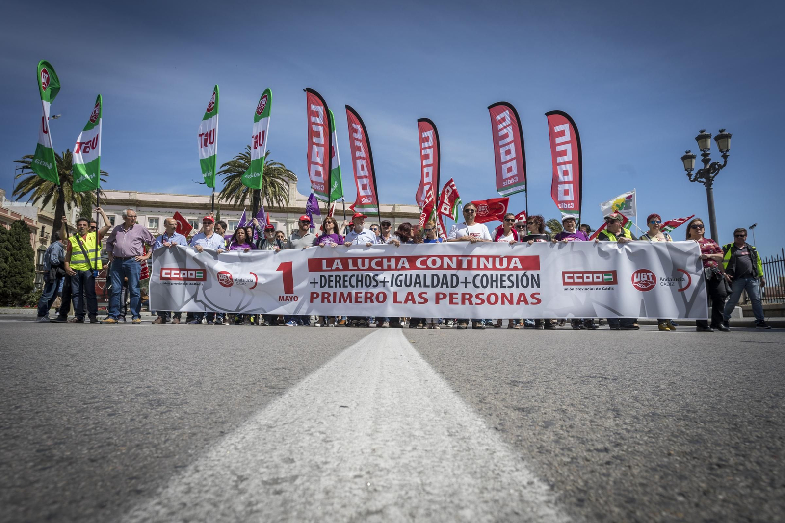 CCOO y UGT se manifiestan en Cádiz por el 1 de mayo en 2019, antes de la pandemia.