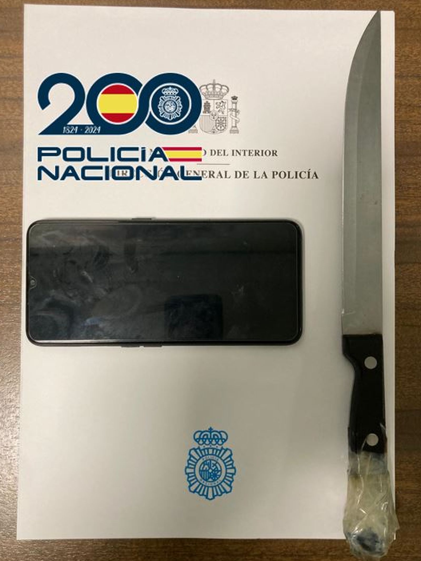 Imagen comparativa entre el cuchillo y el dispositivo móvil sustraído