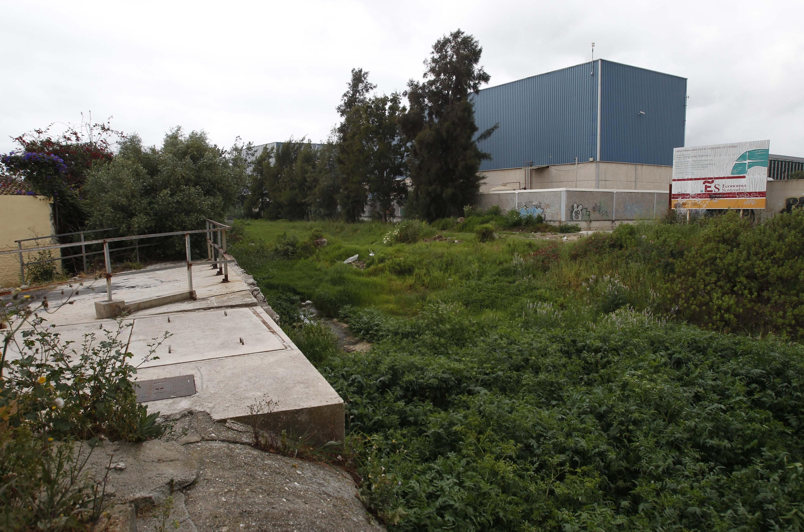 Zona en la que estaba la antigua pasarela de hormigón entre la Colonia San Miguel y La Menacha