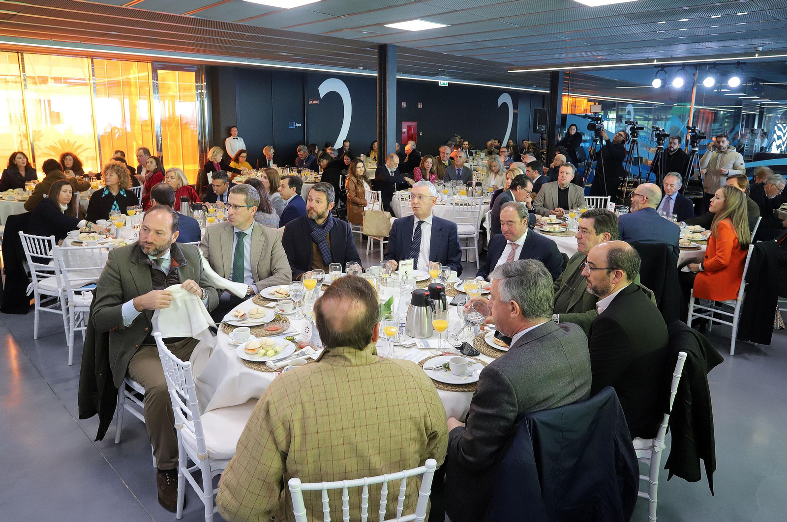 Imágenes del desayuno-coloquio con Antonio Sanz en el Foro Joly Andalucía celebrado en la Lonja de la Innovación del Puerto de Huelva